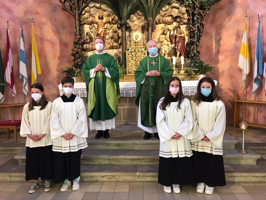 Gruppenfoto mit den Ministranten nach der Nachprimiz in Rommerz.